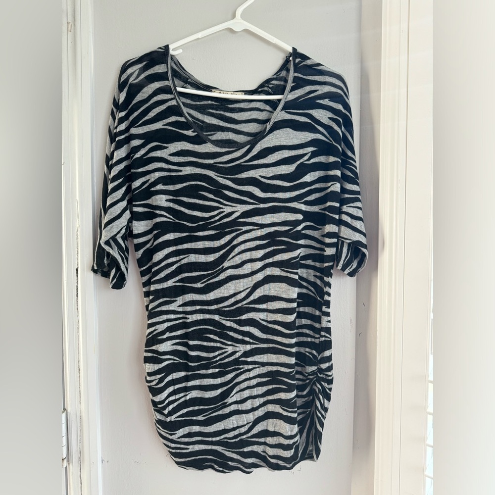 Robin’s Nest Maternity Top, Size L, Zebra Color Pattern.